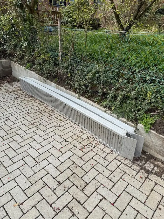 Die beiden Auffahrrampen von der Seite, an eine Mauer gelehnt