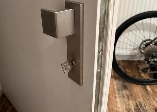 Türdrücker mit steckendem Schlüssel an einer geöffneten Wohnungstür